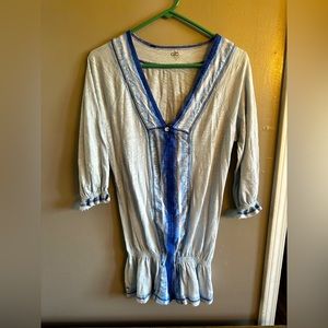 Alo yoga shirt women’s  size XL blue in color has ruffled bottom part